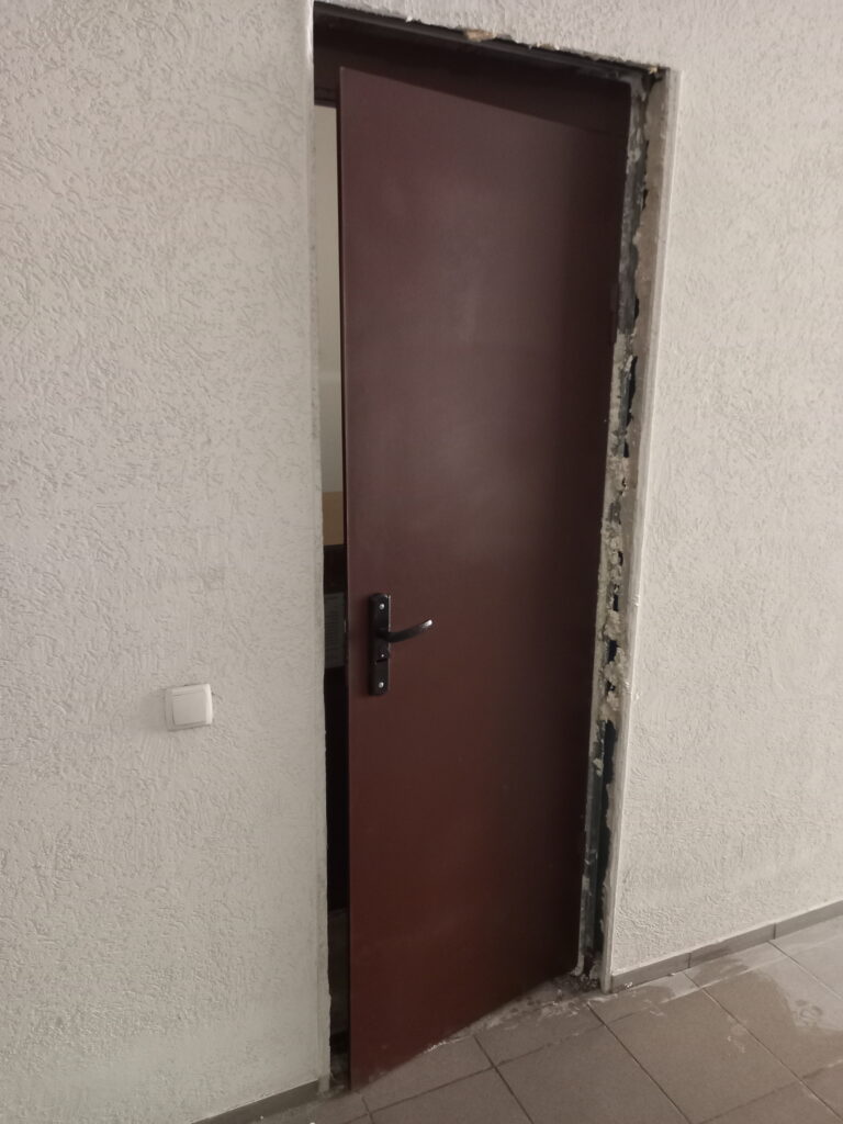 Дверь в техническое помещение